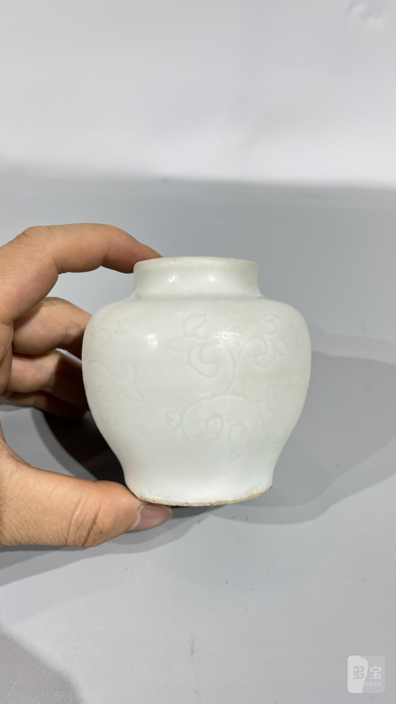 明早期 甜白釉暗刻花卉纹罐 - 图2